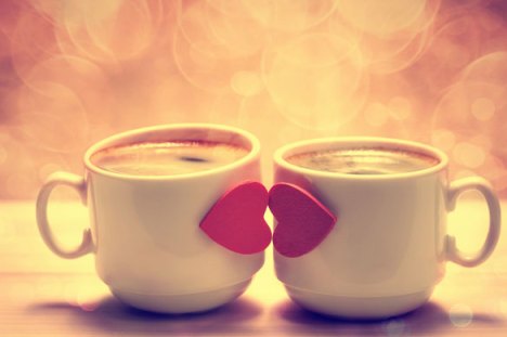 Two-coffee-cups-with-red-hearts-as-a-kissing-lips